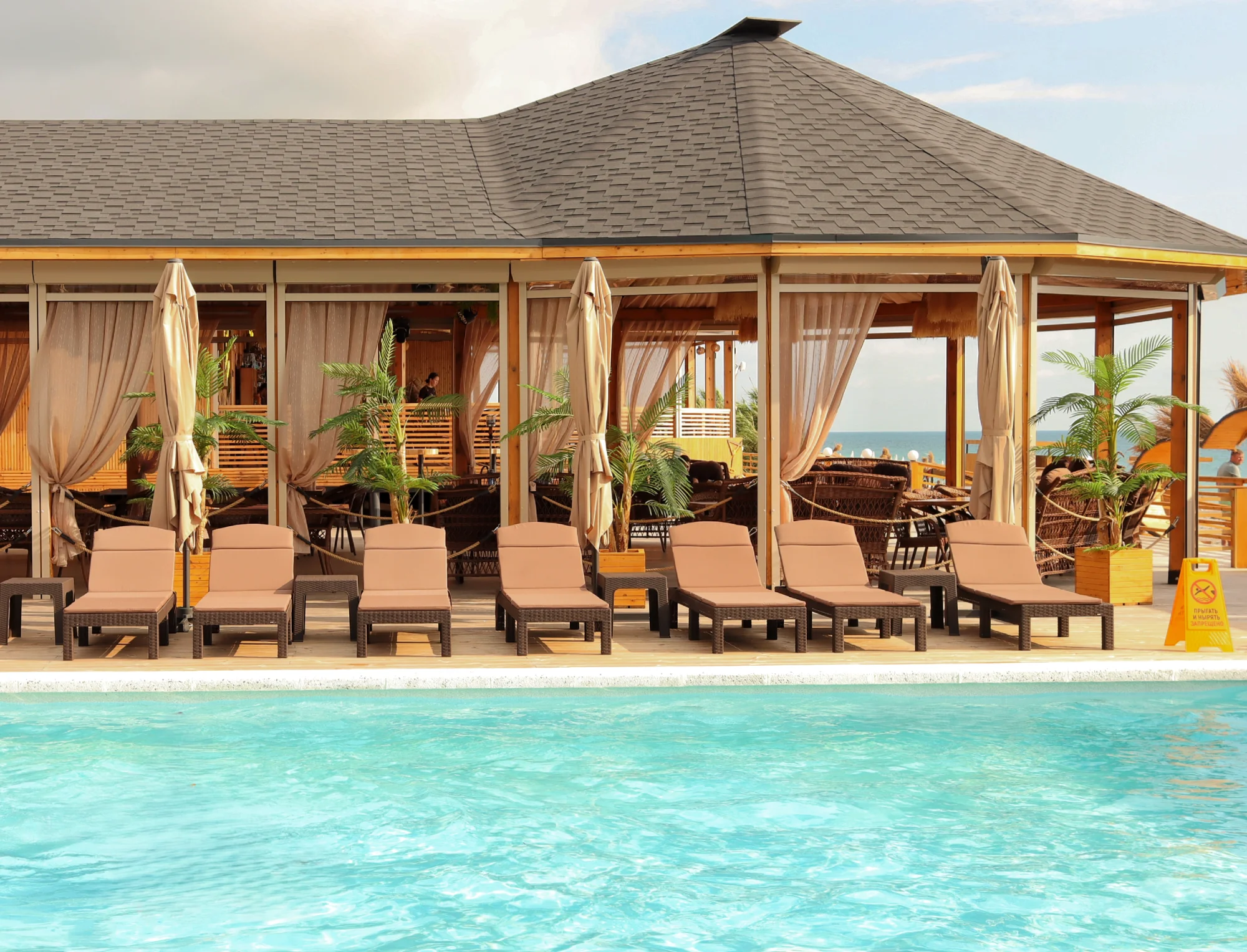Открытая веранда Boho Beach у моря