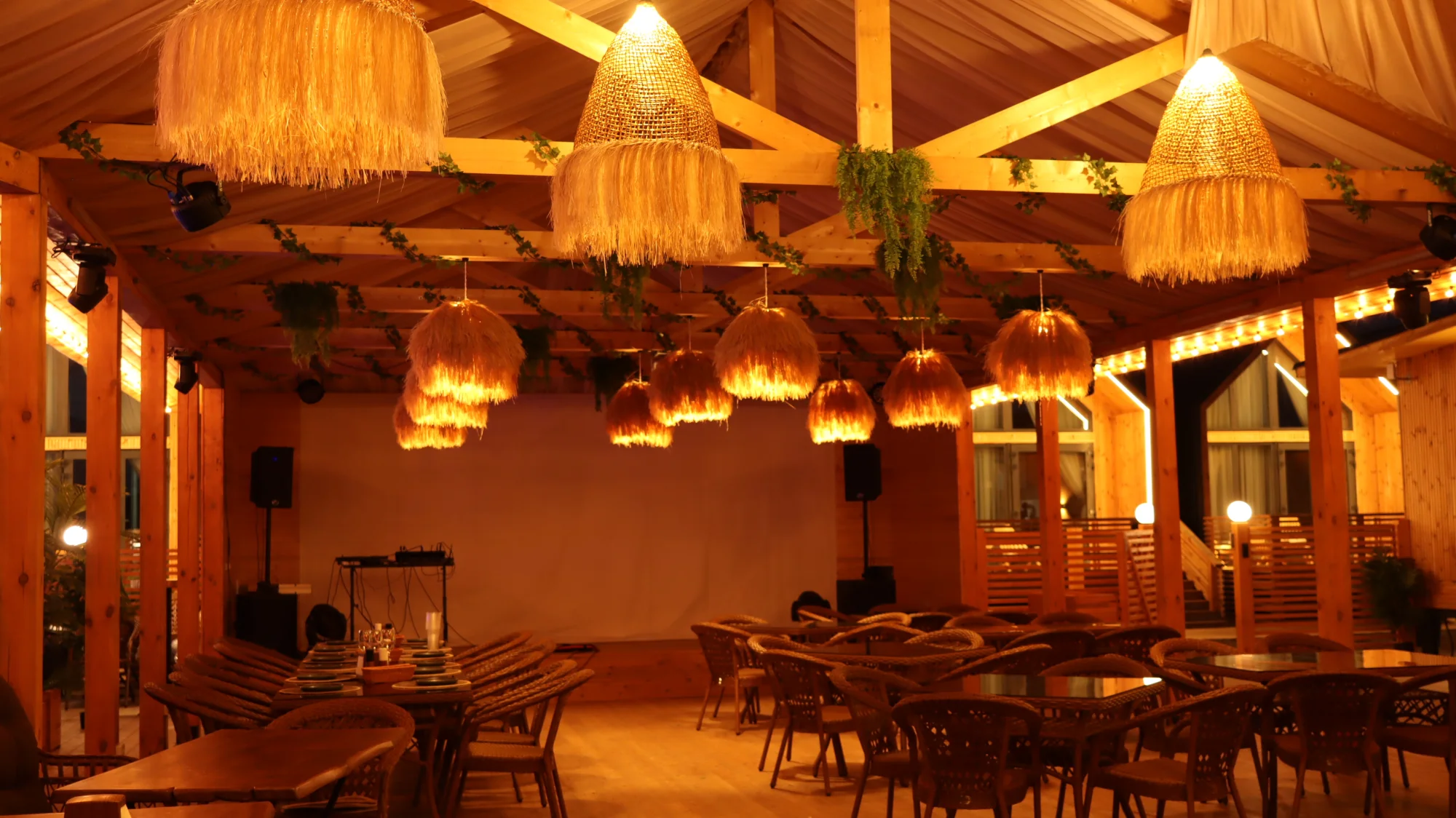 Вечерняя атмосфера открытой веранды Boho Beach